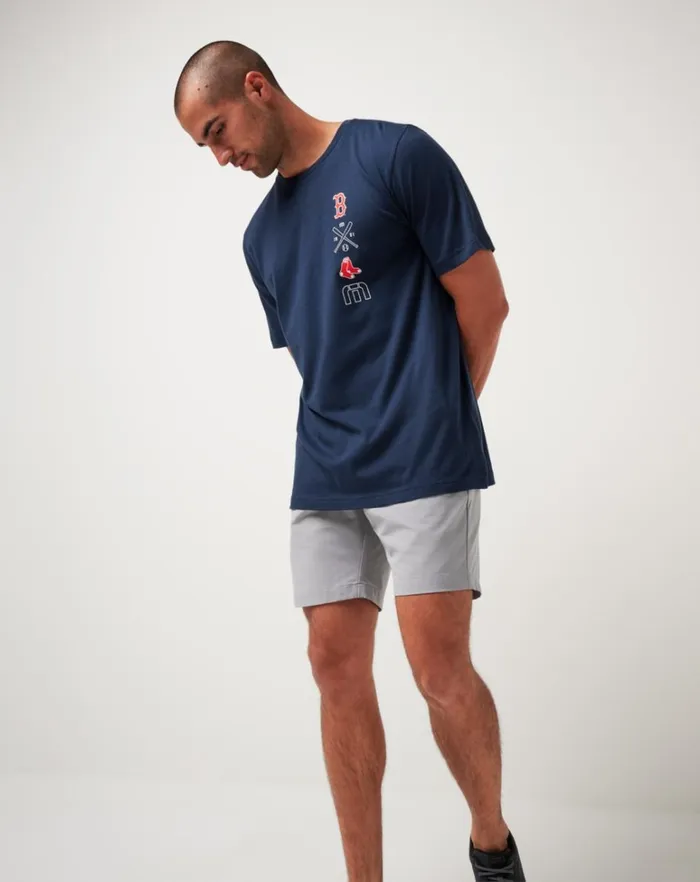 Men Tees TravisMathew BOSTON RED SOX SUNSET SLAM TEE Total Eclipse Men Tees TravisMathew BOSTON RED SOX SUNSET SLAM TEE Total Eclipse