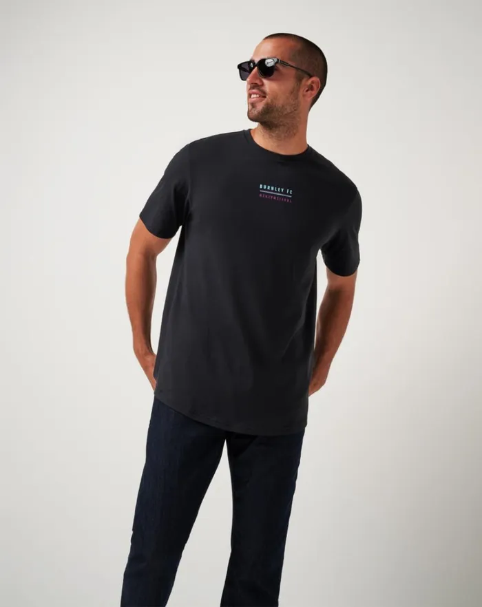 Men Tees TravisMathew BURNLEY BUY OUT TEE Black Men Tees TravisMathew BURNLEY BUY OUT TEE Black
