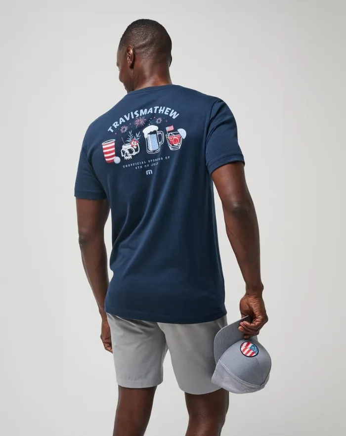 Men Tees TravisMathew CHUG IT OUT TEE Total Eclipse Men Tees TravisMathew CHUG IT OUT TEE Total Eclipse