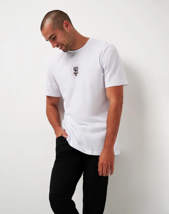 Men Tees TravisMathew SAN FRANCISCO GIANTS IN THE DUGOUT TEE White Men Tees TravisMathew SAN FRANCISCO GIANTS IN THE DUGOUT TEE White
