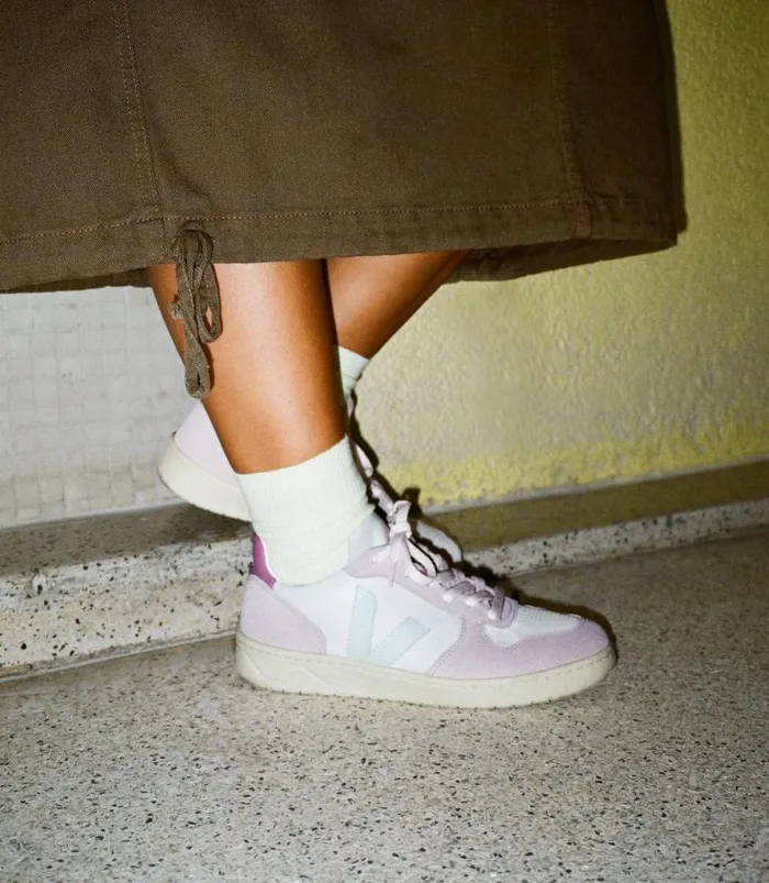 VEJA V10 Women V10 LEATHER GRAVEL MENTHOL PARME